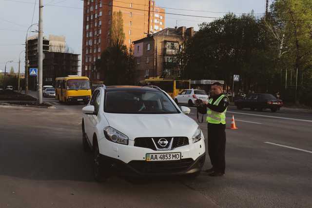 В Киеве Nissan сбил 11-летнюю девочку на пешеходном переходе: ребенок в реанимации