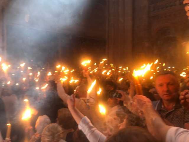 В Киев прибыл Благодатный огонь