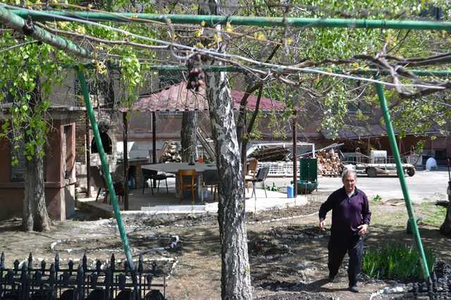 В Одессе на заднем дворе Дома профсоюзов установили «шашлычную»