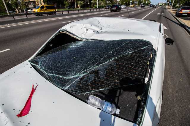 В Киеве байкер на скорости врезался в такси Uber