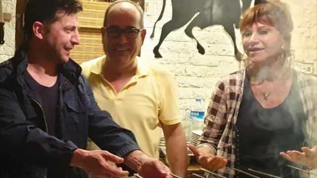 Турецкие СМИ показали, как Зеленский жарит шашлыки в ресторане