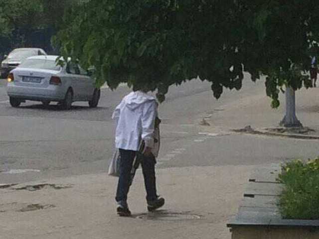 В Киеве бабушка с «калашом» насмешила соцсети