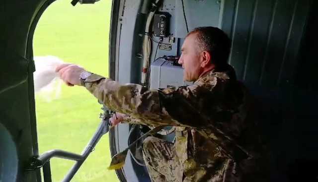 На Пасху капеллан морской пехоты пролетел с молитвой над Донбассом