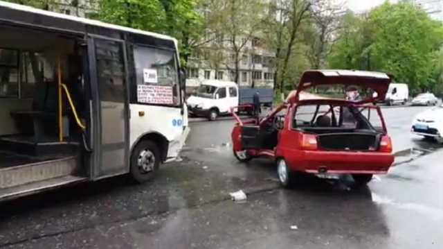 В Киеве маршрутка врезалась в "Таврию": четверо пострадавших