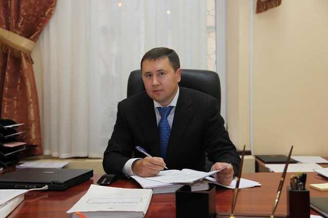 Суддя Тарас Карпечкін: корумпований утриманець «на плечах» батька та дружини