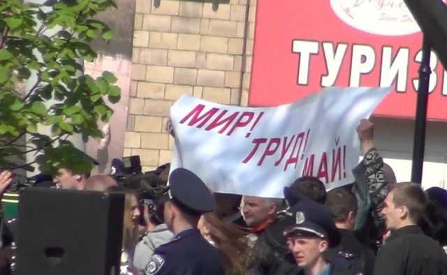 На митинге в Харькове летали тюльпаны и лилась зеленка