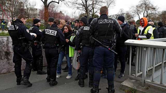 В Париже демонстранты начали забрасывать камнями полицейских