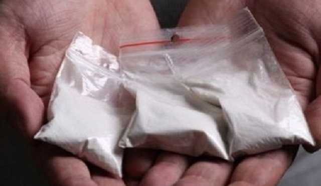 В Киеве мужчина разбрасывал наркотики из окна