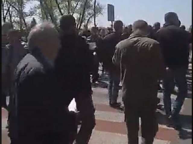 Протестующие перекрыли трассу Киев — Чоп из-за загрязнения реки: видео с места происшествия