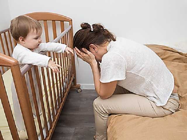 В Запорожье мать в состоянии нервного срыва свесила ребёнка из окна