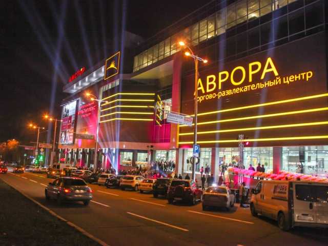 В запорожском ТРЦ рухнула стеклянная дверь