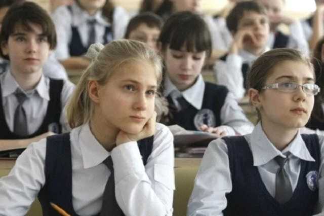 Показывала Путина и заставляла петь "Катюшу": в гимназии Черкасс разгорелся скандал