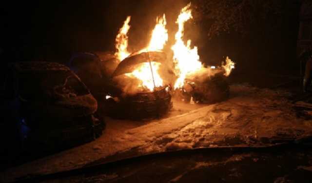 Три иномарки сгорели ночью возле многоэтажки в Харькове