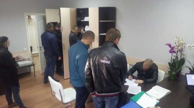 Чоловіка, який разом із суддею допомагав бойовикам «ДНР» привласнювати квартири переселенців, посадили на 5 років