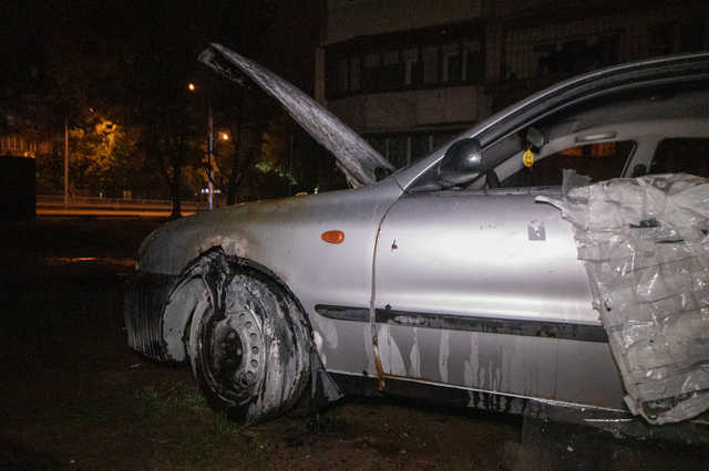 В Киеве во дворе жилого дома загорелся Daewoo Lanos на еврономерах