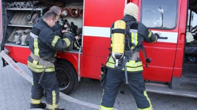 Застрял в эстакаде для ремонта машин: в Киеве спасатели освободили мальчика