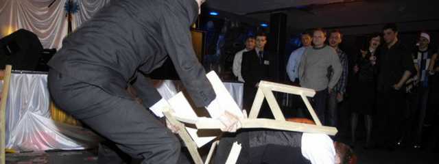 Под Киевом в кафе мужчина избил стулом полицейского