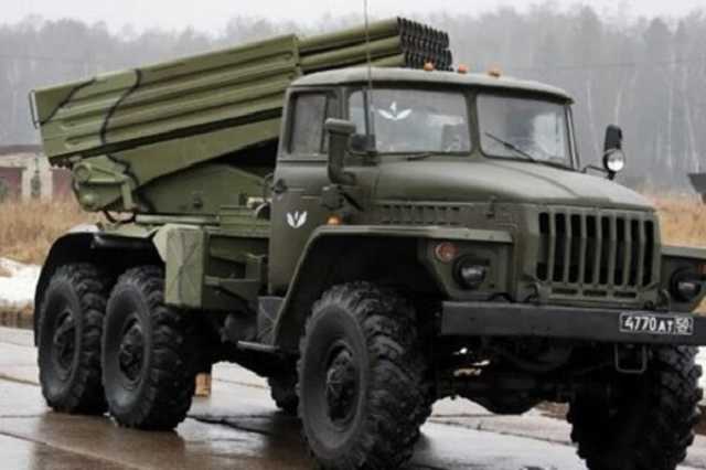 В центр Луганска стянули "Грады" и танки: что происходит