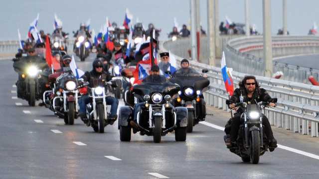 Путинских “Ночных волков” в Праге встретили протестами