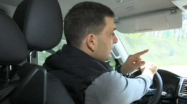 Гройсман показал, как лично проверяет ремонт украинских дорог