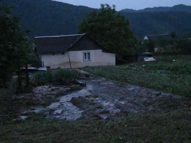 На Прикарпатті значний підйом води у річках: є загроза підтоплення господарств
