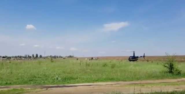 На Черкасщине семья прилетела на кладбище на вертолете