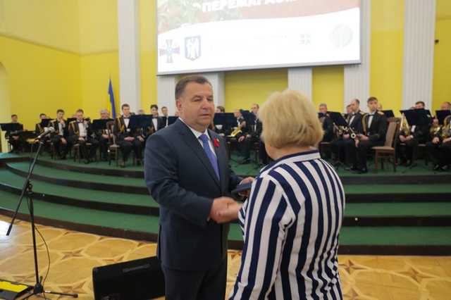 Полторак нагородив відзнаками батьків загиблих військовослужбовців