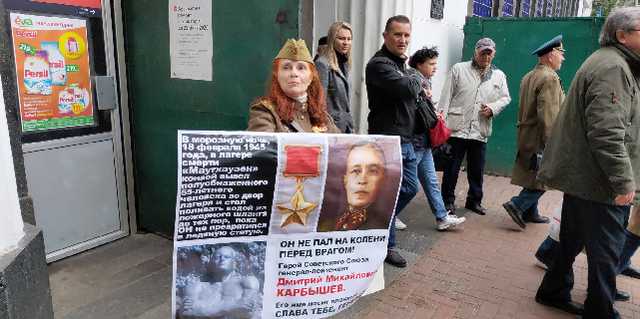 На акції “Безсмертний полк” затримали жінку з портретами Сталіна, вона втратила свідомість