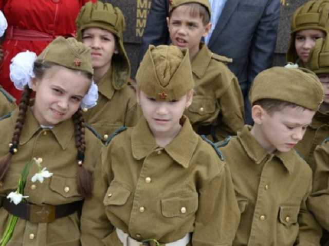 Пилотки с дырками: в сети рассказали об очередном приступе "победобесия" в Крыму