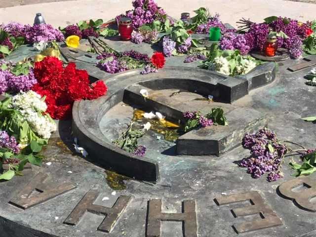 У Львові закидали яйцями “серп і молот”