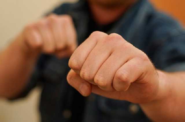 В Киеве подростки избили и бросили в фонтан прохожего