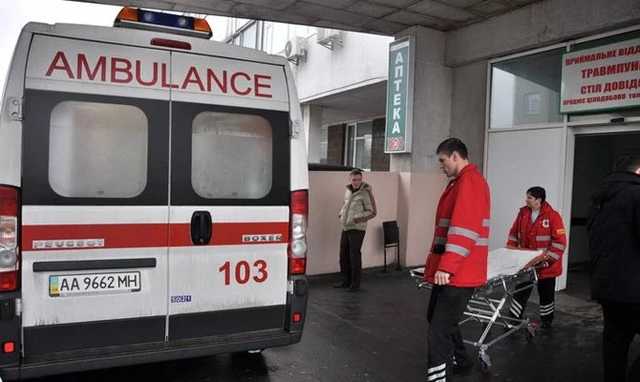 В селе под Киевом медики выбросили больного без сознания под дом сельского главы