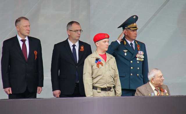 В Донецке на фото засветился тайный главарь боевиков “ДНР”