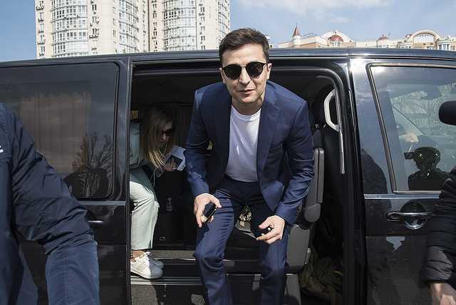 "Сделаем народовластие". Зеленский пообещал решать проблемы людей "с улиц"