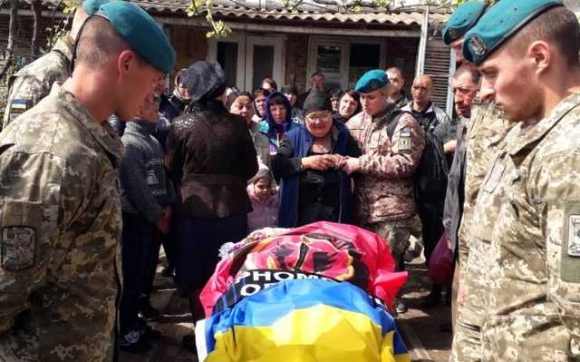 Встали на колени: на Одесщине попрощались с убитым морпехом "Дедом"