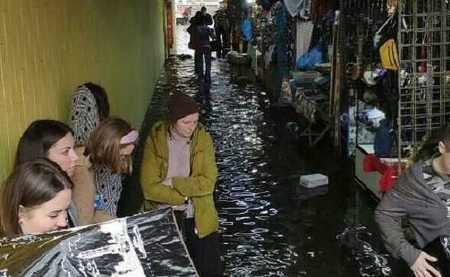 В Киеве после дождя поплыли дороги и переход метро