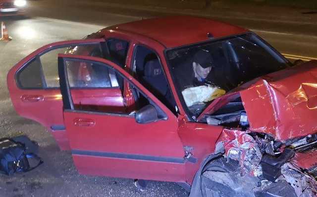 У Києві біля зупинки авто протаранило тролейбус