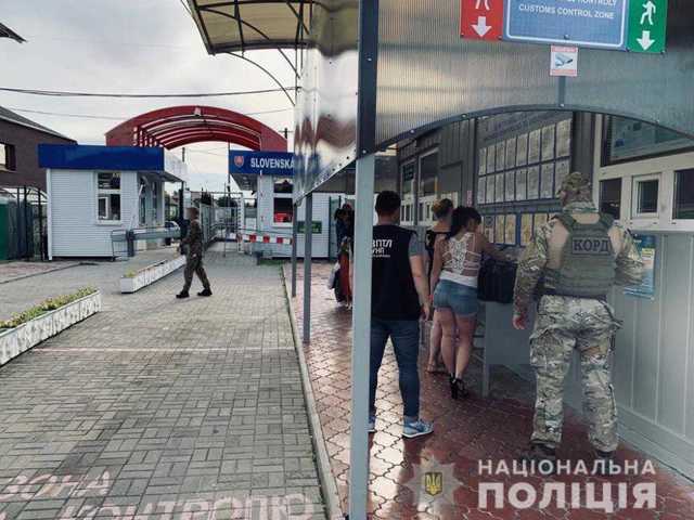 Двух украинок пытались вывезти в Словакию для сексуальной эксплуатации