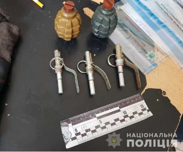 В метро Киева задержали пассажира с гранатами