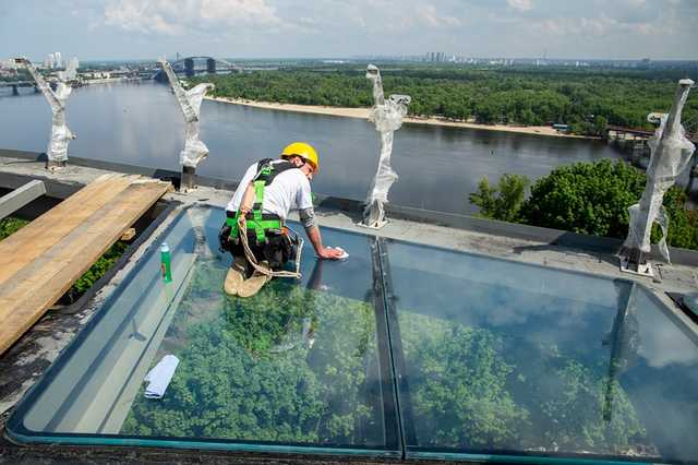 На новом Велосипедно-пешеходном мосту в Киеве установили стеклянный пол