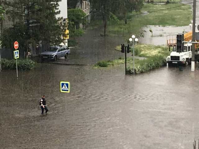 Украинские города накрыли мощные ливни с градом