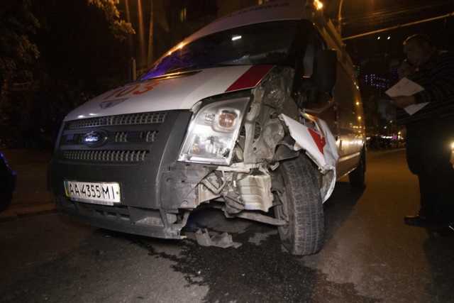 В Киеве скорая помощь попала в боковое ДТП с такси