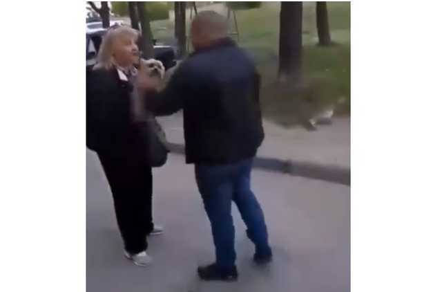 Прохожие снимали на видео: в Харькове мужчина жестоко поиздевался над женщиной