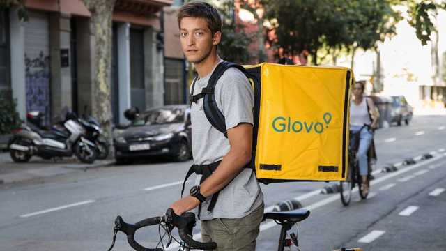 Стало известно, сколько зарабатывают в Украине курьеры Glovo