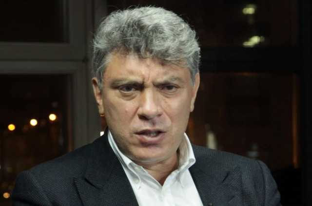 У Києві осквернили меморіальну дошку Нємцову