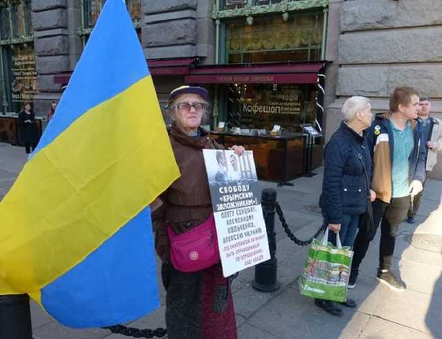 В Санкт-Петербурге на митинге боевик "ЛНР" порвал украинский флаг