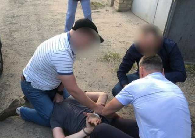 У Мелітополі затримали інспектора поліції під час отримання $5000