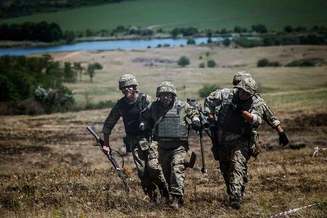 В результате обстрелов на Донбассе погиб один военный, еще один получил ранения