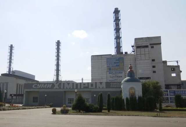 В Сумах на химпредприятии мужчина упал в чан с фосфорной кислотой