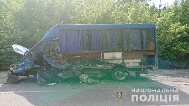 В Винницкой области легковушка врезалась в маршрутку, есть погибшие и пострадавшие
